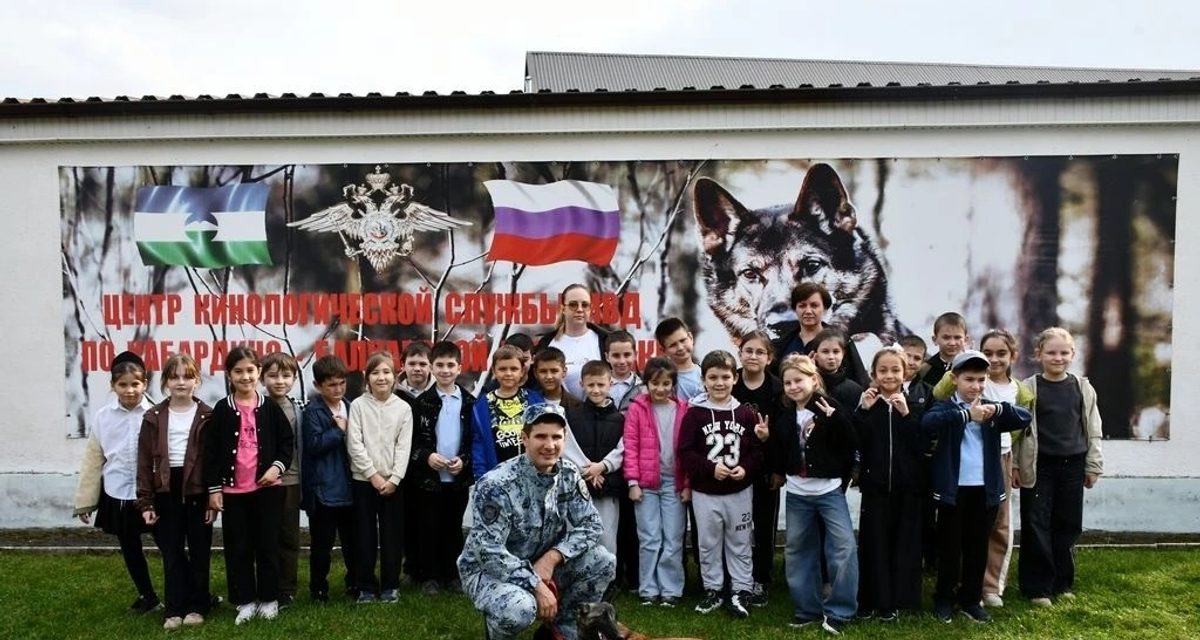 Школьники Нальчика увидели, как служебные собаки ищут спрятанные предметы
