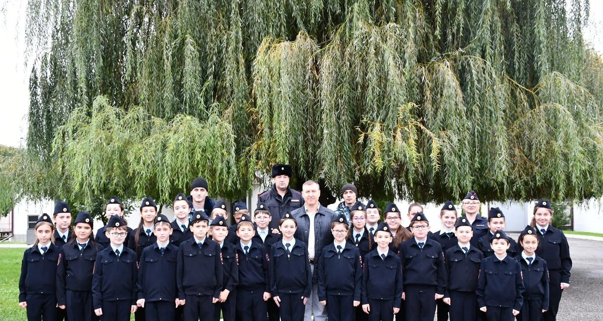 Кадеты Нальчика увидели, как служебные собаки проходят полосу препятствий
