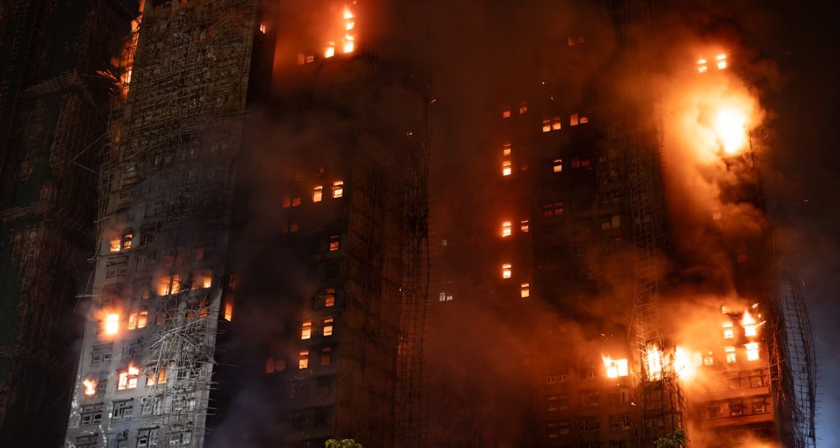 При пожаре в многоэтажке на улице Калмыкова погиб человек, 20 жильцов эвакуировали