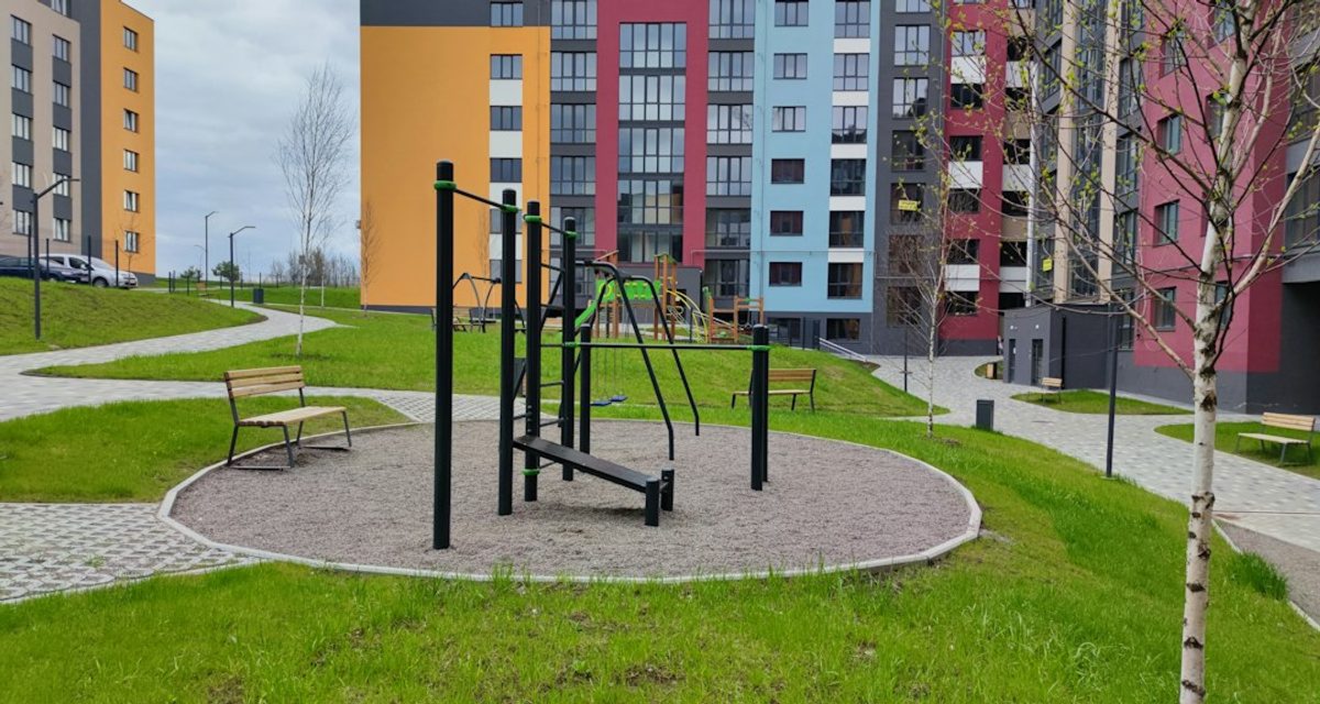 В сквере Дружбы в Нальчике поставили детскую площадку и фонари