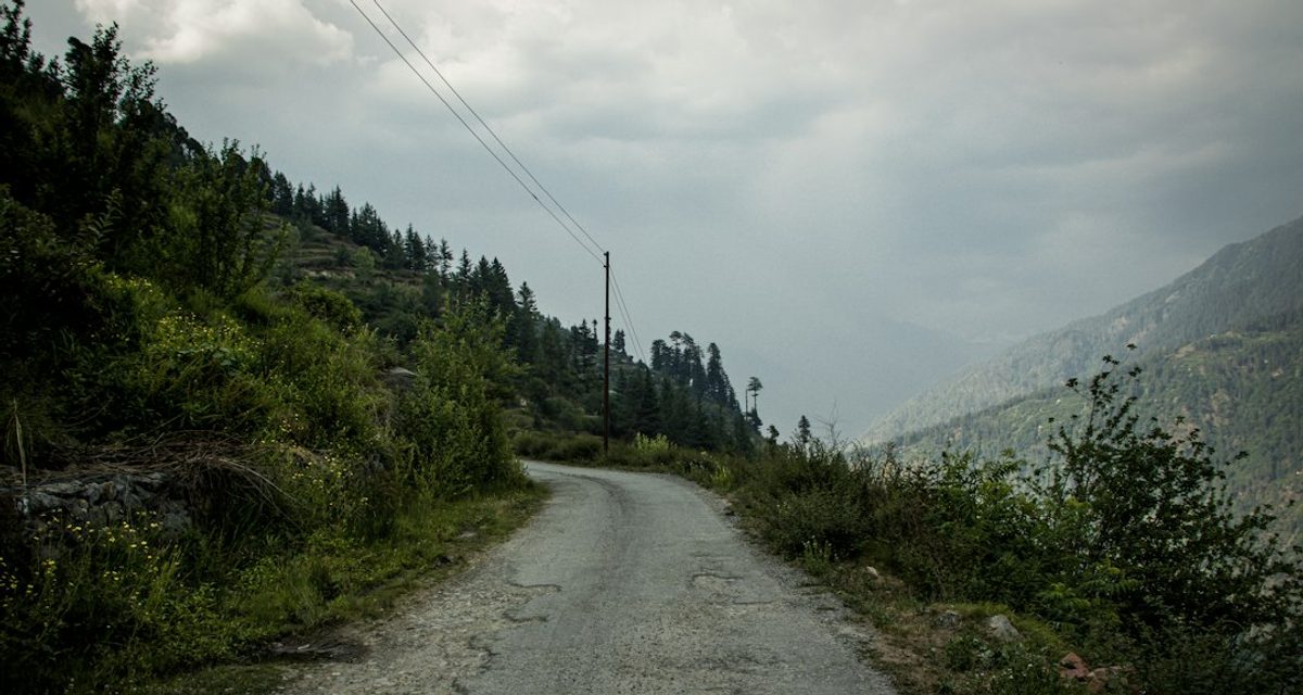 В Кенже отремонтировали основные улицы, а теперь приводят в порядок заезды